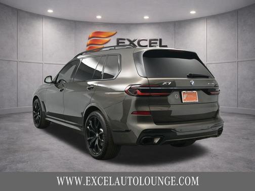 Manhattan Green Metallic 2024 BMW X7 xDrive40i