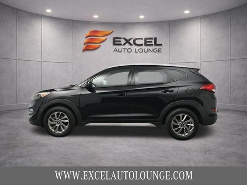 Black Noir Pearl 2017 Hyundai TUCSON SE