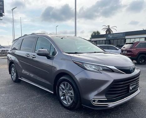 2022 Toyota Sienna XLE 8 Passenger