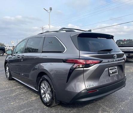 2022 Toyota Sienna XLE 8 Passenger
