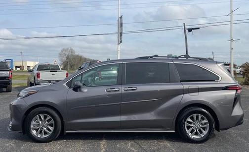 2022 Toyota Sienna XLE 8 Passenger