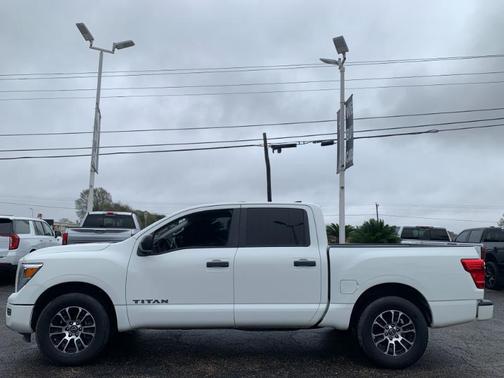 2023 Nissan Titan SV