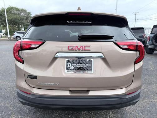 Gold 2018 GMC Terrain SLE