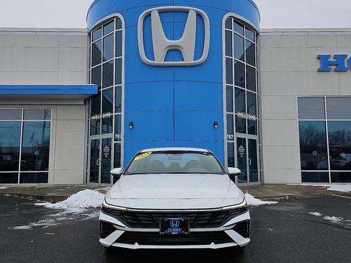 2024 Hyundai ELANTRA SE