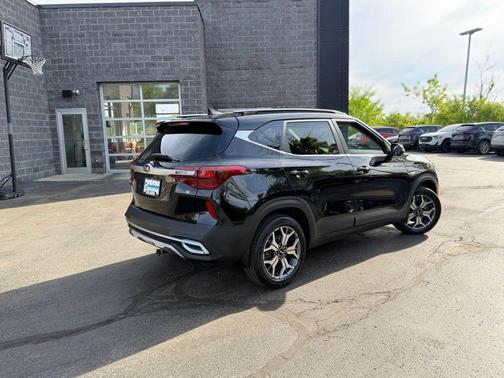 Cherry Black 2021 Kia Seltos EX