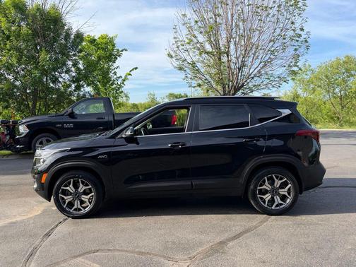 Cherry Black 2021 Kia Seltos EX