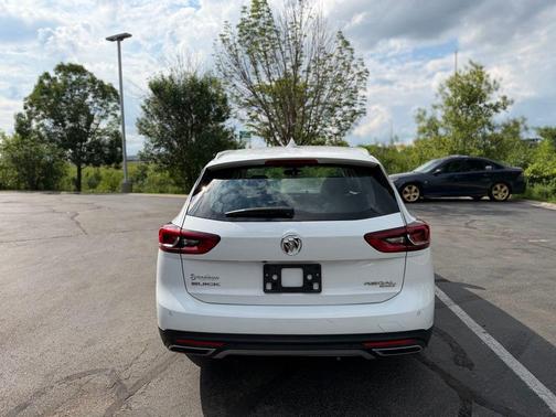 Summit White 2018 Buick Regal TourX Essence