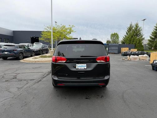 Brilliant Black Crystal Pearlcoat 2020 Chrysler Pacifica Touring L
