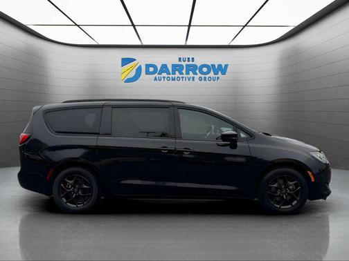 Brilliant Black Crystal Pearlcoat 2020 Chrysler Pacifica Touring L