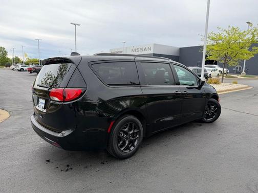 Brilliant Black Crystal Pearlcoat 2020 Chrysler Pacifica Touring L