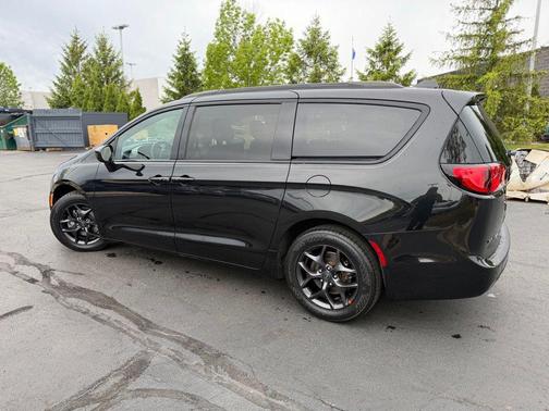Brilliant Black Crystal Pearlcoat 2020 Chrysler Pacifica Touring L