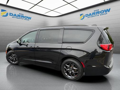 Brilliant Black Crystal Pearlcoat 2020 Chrysler Pacifica Touring L