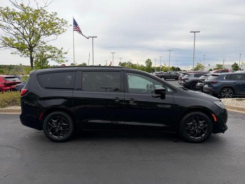 Brilliant Black Crystal Pearlcoat 2020 Chrysler Pacifica Touring L