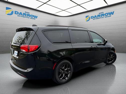 Brilliant Black Crystal Pearlcoat 2020 Chrysler Pacifica Touring L