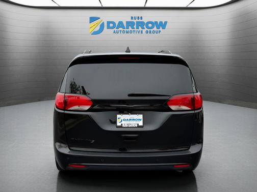 Brilliant Black Crystal Pearlcoat 2020 Chrysler Pacifica Touring L