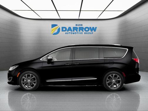 Brilliant Black Crystal Pearlcoat 2020 Chrysler Pacifica Touring L