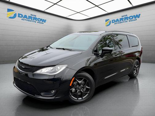 Brilliant Black Crystal Pearlcoat 2020 Chrysler Pacifica Touring L