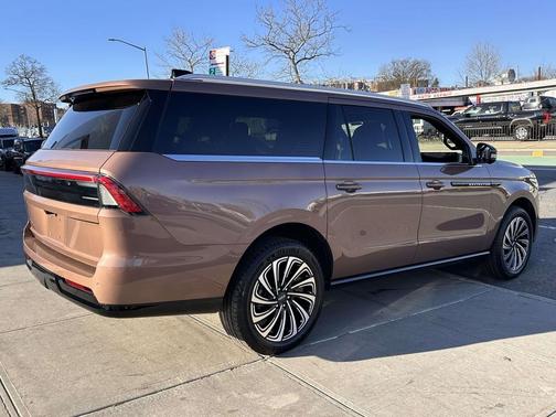 Sunrise Copper Metallic Pearlcoat 2025 Lincoln Navigator Black Label