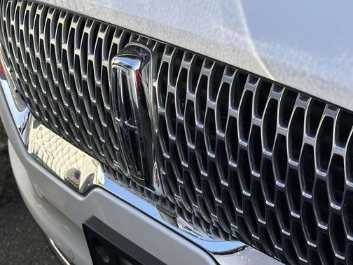 Pristine White Metallic Tri-Coat 2022 Lincoln Aviator Standard AWD
