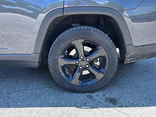 Baltic Gray Metallic Clearcoat 2024 Jeep Grand Cherokee L Altitude