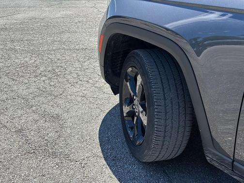 Baltic Gray Metallic Clearcoat 2024 Jeep Grand Cherokee L Altitude