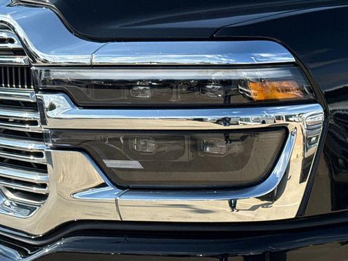 Diamond Black Crystal Pearlcoat 2025 RAM 3500 Laramie Crew Cab 4x4 6'4' Box