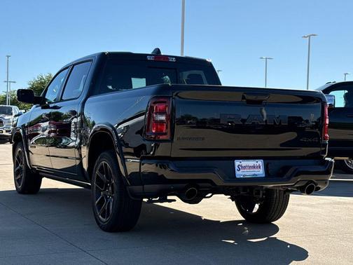Diamond Black Crystal Pearlcoat 2026 RAM 1500 Laramie
