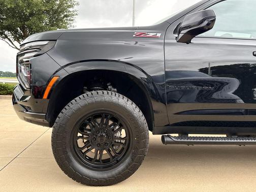 Black 2025 Chevrolet Suburban 4WD Z71