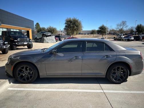 2023 Chrysler 300 Touring