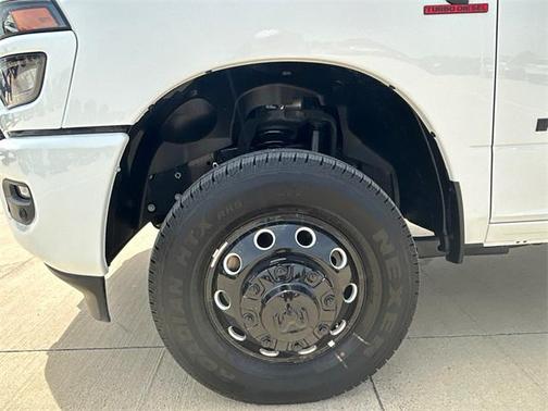 2025 RAM 3500 Lone Star Crew Cab 4x4 8' Box