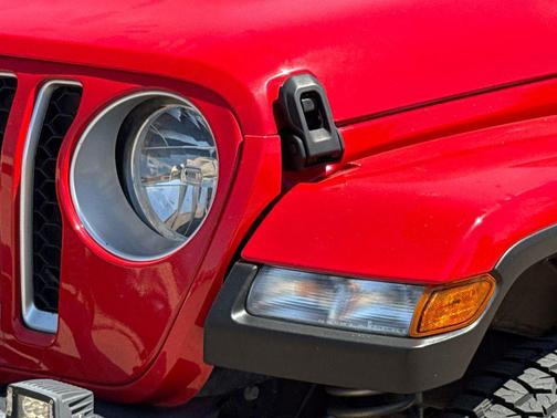 Firecracker Red Clearcoat 2022 Jeep Gladiator Overland