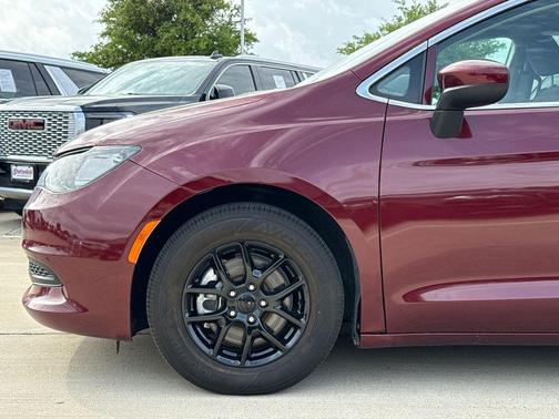 Velvet Red Pearlcoat 2023 Chrysler Voyager LX