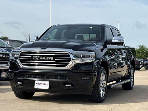 Diamond Black Crystal Pearlcoat 2022 RAM 1500 Longhorn