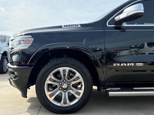 Diamond Black Crystal Pearlcoat 2022 RAM 1500 Longhorn
