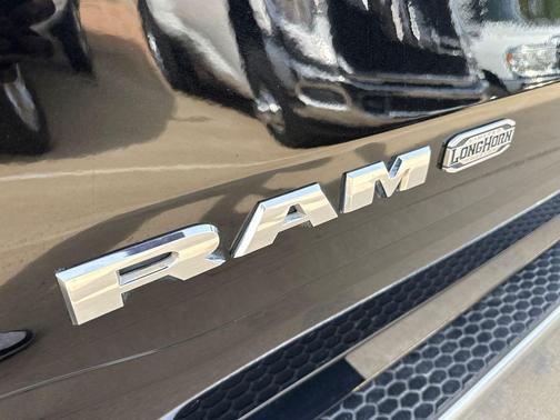 Diamond Black Crystal Pearlcoat 2022 RAM 1500 Longhorn