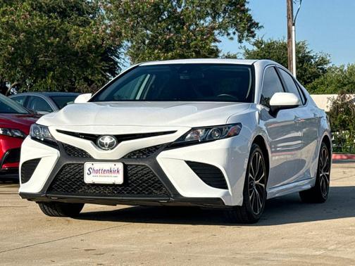 Super White 2019 Toyota Camry SE