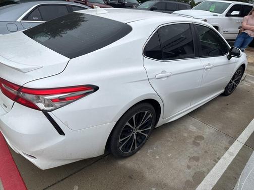 Super White 2019 Toyota Camry SE