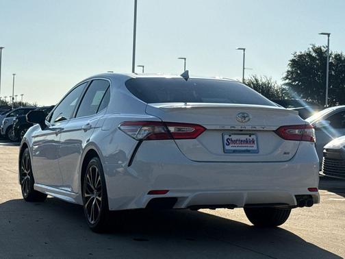 Super White 2019 Toyota Camry SE