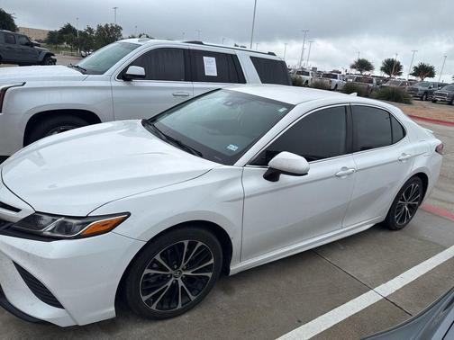 Super White 2019 Toyota Camry SE