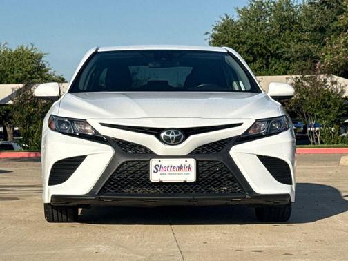 Super White 2019 Toyota Camry SE