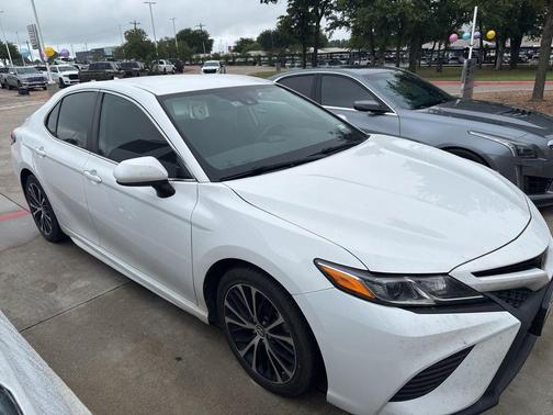 Super White 2019 Toyota Camry SE
