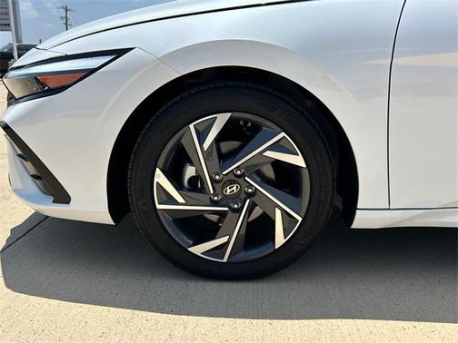 2025 Hyundai ELANTRA SEL