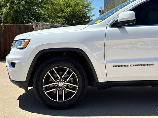 Bright White Clearcoat 2018 Jeep Grand Cherokee Laredo E