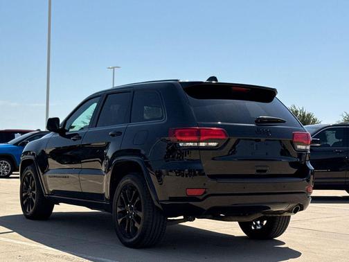Diamond Black Crystal Pearlcoat 2022 Jeep Grand Cherokee Laredo