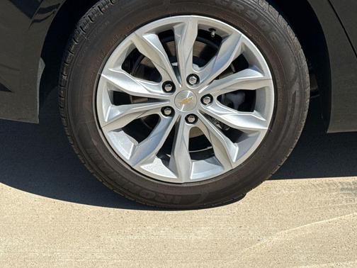 Mosaic Black Metallic 2024 Chevrolet Malibu FWD 1LT