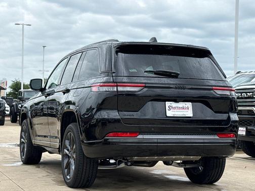 Diamond Black Crystal Pearlcoat 2026 Jeep Grand Cherokee Limited