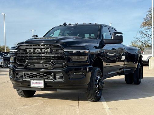 Diamond Black Crystal Pearlcoat 2026 RAM 3500 Laramie Crew Cab 4x4 8' Box