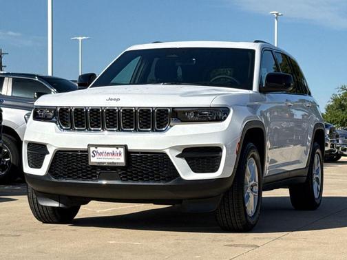 Bright White Clearcoat 2026 Jeep Grand Cherokee Altitude