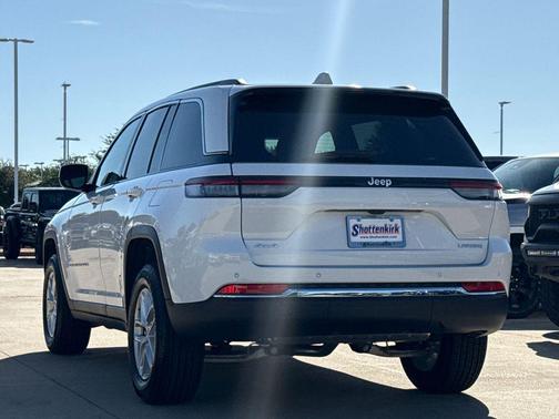 Bright White Clearcoat 2026 Jeep Grand Cherokee Altitude
