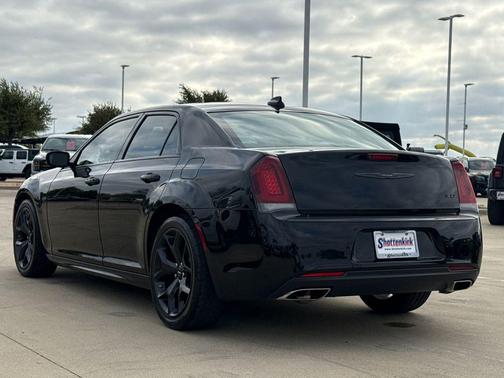 Gloss Black 2022 Chrysler 300 Touring